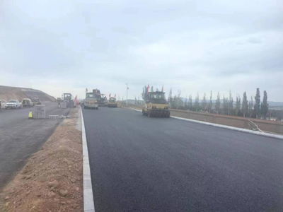 鼓足干勁 乘勢而進--S29呼和浩特至涼城高速公路項目開始瀝青路面鋪筑