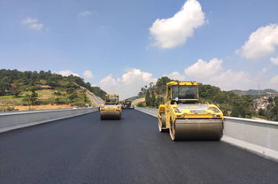 中國水利水電第三工程局 基層動(dòng)態(tài) 石瀘高速公路項(xiàng)目路面瀝青上面層開始施工