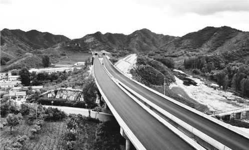 凌綏高速公路首段瀝青路面貫通，通車在即推動區(qū)域發(fā)展